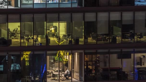 Grandes Fenêtres Rougeoyantes Dans Les Immeubles Bureaux Modernes Timelapse Nuit — Video