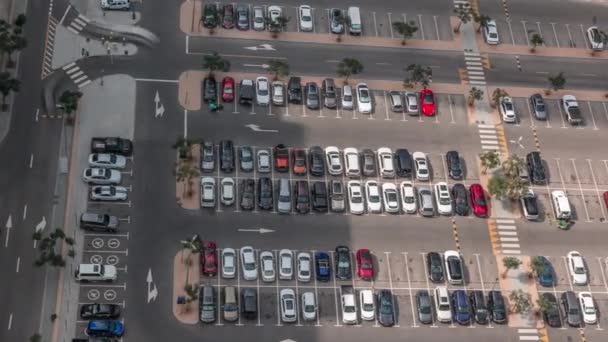 行のタイムラプスで多くの車と駐車場の空中ビュー ショッピングモールや金融街の近くの大きなエリア — ストック動画