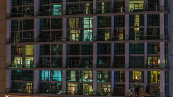 Große Leuchtende Fenster Modernen Büro Und Wohngebäuden Verstreichen Nachts Fensterreihen — Stockvideo