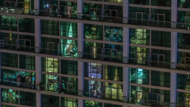 Великі Сяючі Вікна Сучасних Офісних Житлових Будівлях Затьмарюються Вночі Рядах — стокове відео