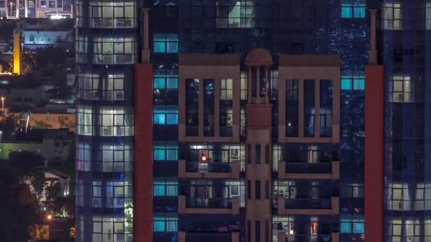 Великі Сяючі Вікна Сучасних Житлових Будинках Затьмарюються Вночі Рядах Вікон — стокове відео