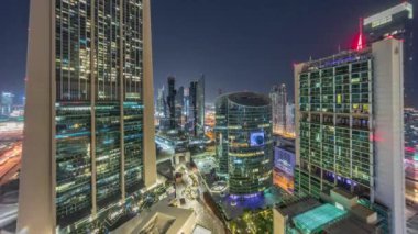 Dubai Uluslararası Finans Merkezi gökdelenleri tüm gece boyunca panorama antenleri. Aydınlatılmış kuleler yukarıdan görünüyor ve ışık sönüyor