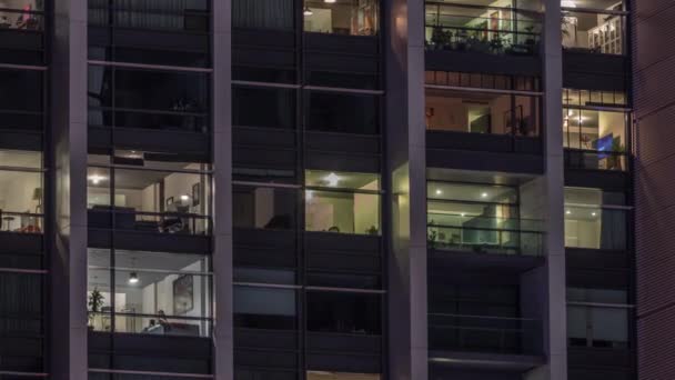 现代写字楼和住宅建筑中的巨大的发光窗户在夜晚穿行 一排排的窗户闪烁着光芒 家庭工作场所 — 图库视频影像