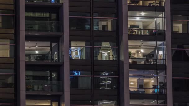 Grandes Janelas Brilhantes Escritório Moderno Edifícios Residenciais Timelapse Noite Fileiras — Vídeo de Stock