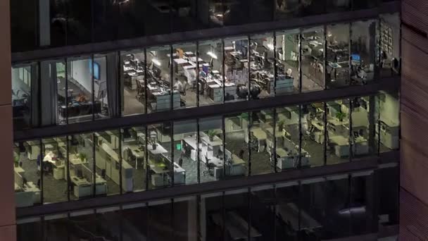 Große Leuchtende Fenster Modernen Bürogebäuden Verstreichen Nachts Fensterreihen Leuchtet Licht — Stockvideo