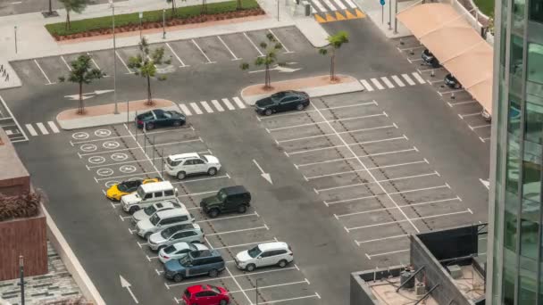 Widok Lotu Ptaka Parking Wieloma Samochodami Rzędach Timelapse Wypełnianie Przestrzeni — Wideo stockowe