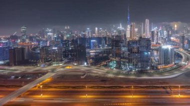 Dubai 'nin Skyline Panorama' sı, iş sahası ve şehir merkezi gece zaman çizelgesi. Birçok modern gökdelenin ve Al Khail yolundaki yoğun trafiğin havadan görüntüsü. Birleşik Arap Emirlikleri.