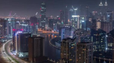 Dubai 'nin modern mimarisine sahip Skyline tüm gece boyunca kuleleri ışıklandırdı ve ışıklar söndü. Kanal ve şantiyeli hava manzarası