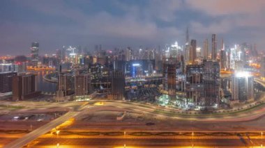 Dubai 'nin panoramik ufuk çizgisi. İş sahası ve şehir merkezi. Güzel renkli bulutlarla geçiş zamanı. Gündoğumundan önce birçok modern gökdelenin havadan görünüşü. Birleşik Arap