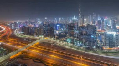 Dubai 'deki Al Khail yolunda tüm gece boyunca şehir merkezi ve iş sahasında yoğun trafik vardı. Birçok modern gökdelenin havadan görünüşü. Birleşik Arap Emirlikleri.