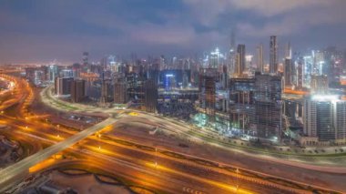 Dubai 'nin panoramik ufuk çizgisi. İş sahası ve şehir merkezi. Gün be gün geçiş zamanı. Daha önce birçok modern gökdelen ve inşaat alanının havadan görünüşü