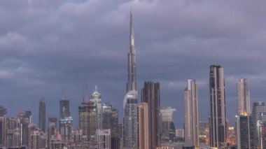 Dubai şehir merkezinin panoramik silueti gece gündüz iş sahasından geçiş zamanı. Gündoğumundan önce birçok modern gökdelenin havadan görünüşü. Birleşik Arap Emirlikleri.