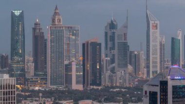 Dubai 'nin finans bölgesindeki gökdelenler gece gündüz geçiş zamanları. Gün doğmadan önce Business Bay bölgesinden aydınlanan pek çok kuleye panoramik manzara