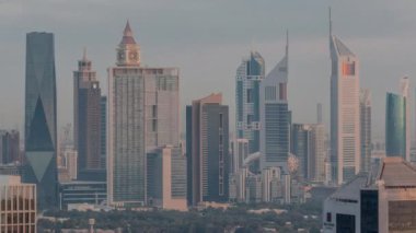 Gün doğumunda Dubai 'nin finans bölgesindeki gökdelenler. Business Bay bölgesinden birçok kuleye panoramik manzara