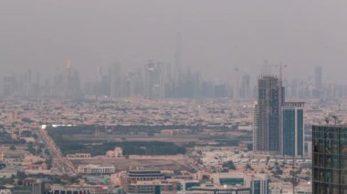 Dubai Şehir Merkezi 'nin finans bölgesi gökdelenler silsilesiyle gökdelenler en uzun gökyüzü gününden geceye geçiş zamanı. Dubai yat limanının çatısından çok uzakta. Villa evleri sonra