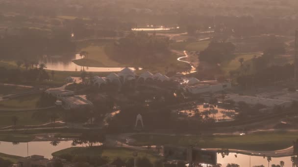 Letecký Pohled Golfové Hřiště Během Východu Slunce Odraz Slunce Vody — Stock video