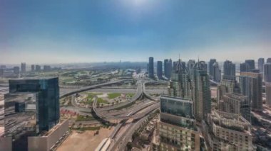 Dubai marinası ve JLT gökdelenleri Sheikh Zayed Yolu boyunca tüm gün boyunca havadan izleniyor. Yerleşim yerleri ve ofis binaları gölgeli, yukarıdan hızla yayılıyor..