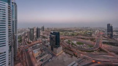 Medya şehrinin ve Al Barsha tepelerinin hava panoramik görüntüsü Dubai marinasından gece gündüz geçiş zamanı. Gökdelenler ve gökdelenler, yukarıdan otoyol trafiği