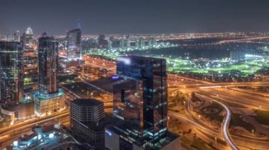 Medya şehri, Dubai marinası ve JLT 'nin Sheikh Zayed Yolu boyunca gökdelenleri aydınlattığı panorama. Konut ve ofis binaları üzerinde yükselen ay