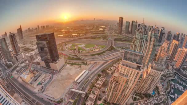 迪拜码头和Jlt摩天大楼上空的日出全景 沿着谢赫扎耶德路的空中晨光掠过 从上方看媒体城市的住宅和办公楼 高尔夫球场上方的橙色天空 — 图库视频影像