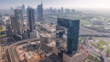 Medya şehri ve Al Barsha Tepeleri bölgesinin hava görüntüsü. Dubai marinasından gölgeli golf sahası saatleri hızla ilerliyor. Yol üstünde trafik olan gökdelenler ve kuleler