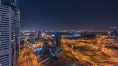 Dubai marinasından tüm gece boyunca Medya Şehri ve Al Barsha Tepeleri 'nin panoramik görüntüsü. Işıklar kapalı. Yol üstünde trafik olan gökdelenler ve kuleler