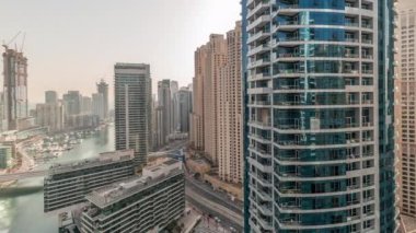 Panorama, JBR ve Dubai Marina gökdelenlerinin gökdelenlerinin gökdelenlerini gösteriyor. Kanal suyunda yüzen yatlar. JLT Bölgesi