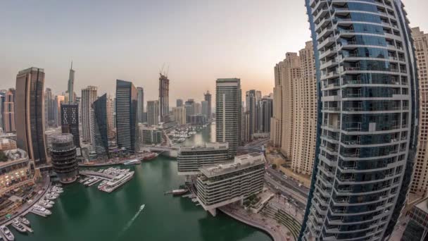 Flygfoto Över Dubai Marina Skyskrapor Runt Kanalen Med Flytande Båtar — Stockvideo