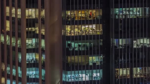 Modern Ofis Binalarındaki Pencere Işıkları Geceleri Zaman Ayarlı Çok Katlı — Stok video