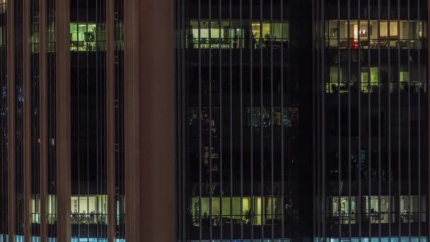 Okna Nowoczesnych Budynkach Biurowych Timelapse Nocy Wieżowce Wielopoziomowe Oświetlonymi Pomieszczeniami — Wideo stockowe