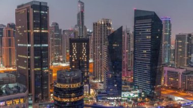 Dubai Marina Skyline ve JLT bölge gökdelenleri gece gündüz geçiş zamanlarında. Güneş doğmadan önce cam yüzeyi olan aydınlık kuleler