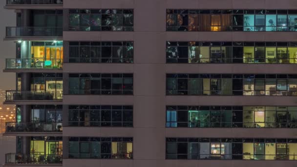 Windows Lampor Moderna Lägenhetsbyggnader Timelapse Natten Flervånings Skyskrapor Med Belysta — Stockvideo