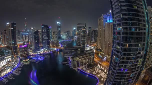 Повітряний Вид Дубай Маріну Освітлював Хмарочоси Навколо Каналу Плаваючою Панорамою — стокове відео