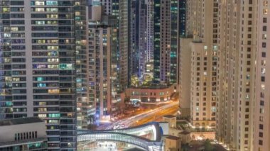 JBR ve Dubai Marina gökdelenleri, deniz kenarındaki modern gökdelenler, tüm gece boyunca havadan izlenen daireler ve ışıklar kapalıydı. Yol kavşağında trafik ve