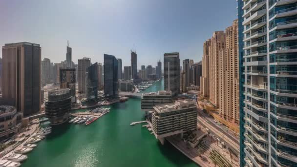 Luchtfoto Naar Dubai Jachthaven Wolkenkrabbers Rond Kanaal Met Drijvende Boten — Stockvideo