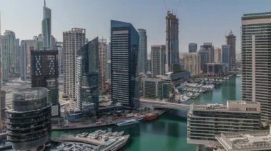 Panorama, Dubai marina gökdelenleri etrafında yüzen tekneler ve JBR bölgeleri zaman dilimli jlt gösteren panorama. Yat kulübünde beyaz tekneler var.