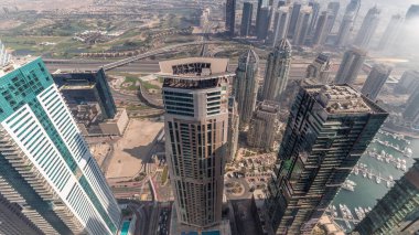 JLT bölgesindeki gökdelenleri sis kapladı. Akşam saatlerinde Dubai marina kulelerinden golf sahası ve karayolu trafiği olan en iyi manzara.