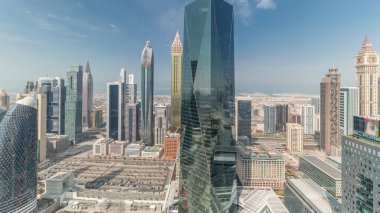 Panorama, Dubai 'deki finans bölgesi iş merkezinde Sheikh Zayed karayolu zaman çizelgesinde birçok fütüristik gökdeleni gösteriyor. Yukarıdan bulutlu hava görüntüsü