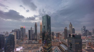 Gün batımından sonra Sheikh Zayed yolundaki Dubai 'deki finans merkezindeki gelecekçi gökdelenlerin panoraması. Bulutlu gökyüzü ile yukarıdan hava görüntüsü