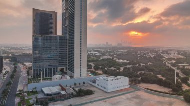 Dubai Uluslararası Finans Bölgesinde Gündoğumu geçiş zamanı. Sabahları iş yerinin hava manzaralı kuleleri. Şehir merkezine yakın otelleri olan gökdelenler.