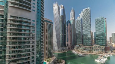 Panorama, Dubai marinasının limandaki en yüksek gökdelenleri ve yatları gösteriyor. Apartman binalarına, otellere ve ofis bloklarına, BAE 'nin modern yerleşim alanlarına bak