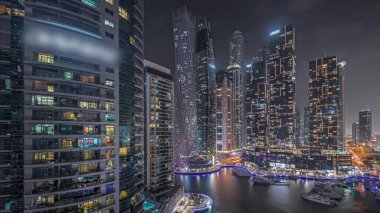 Panorama Dubai marinasının limandaki en yüksek gökdelenleri ve yatları gösteriyor. Apartman binalarına, otellere ve ofis bloklarına, BAE 'nin modern yerleşim alanlarına bak