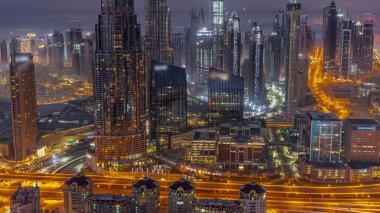Dubai şehir merkezindeki en yüksek kulelerin hava görüntüsü. Gün doğumundan önce gece gündüz geçiş zamanı. Finansal bölge ve şehir merkezindeki iş alanı. Gökdelen ve yüksek binalar