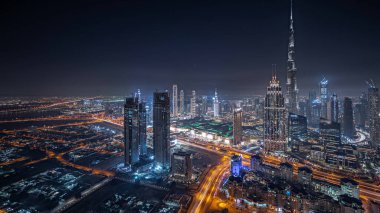 Panorama, Dubai şehir merkezindeki en yüksek kuleleri ve karayolu gece manzarasını gösteriyor. Finansal bölge ve şehir merkezindeki iş alanı. Gökdelen ve yüksek binalar
