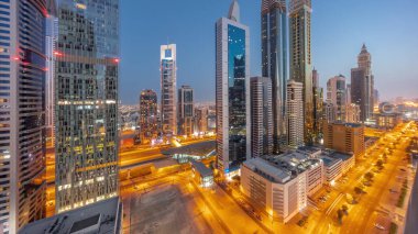 Dubai Uluslararası Finansal Bölgesi 'nin hava manzarası. Günbegün değişen birçok gökdeleni var. Çatıda yüzme havuzu olan çok katlı otoparkın yakınındaki bir yolda trafik vardı. Dubai, BAE.