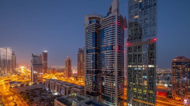 Dubai Uluslararası Finans Bölgesi 'nin hava görüntüsü. Günbegün geçiş zamanı birçok gökdelen var. Şafak sökmeden önce Şeyh Zayed yolundaki kavşakta trafik vardı. Dubai, BAE.
