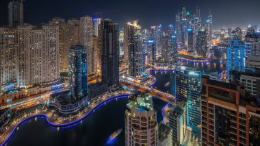 Panorama, Dubai Marina ve JDR bölgesindeki en yüksek ticari bloktaki gökdelenleri suni kanalla birlikte gösteriyor. Pek çok kule ve yat