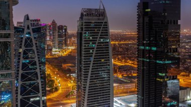 Dubai çok amaçlı emtia merkezi karma kullanım bölgesinin bir parçası olan JLT bölge hava sahasındaki uzun binalar. Arka planda villalar ve yol trafiği