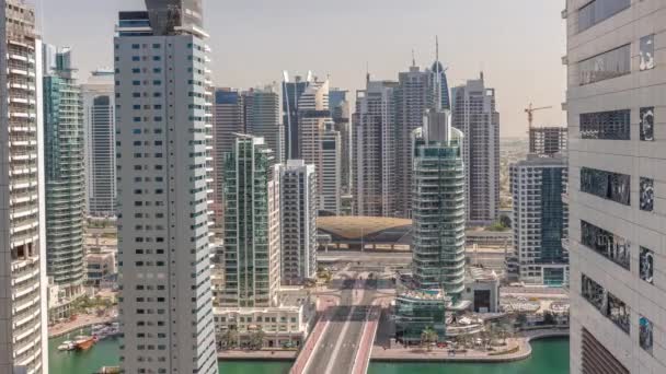 Luchtfoto Een Brug Dubai Marina Jlt Wolkenkrabbers Meest Luxe Jacht — Stockvideo