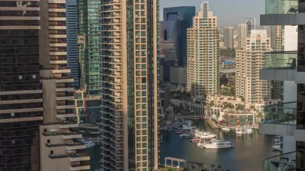 Dubai Marina Gökdelenlerindeki Hava Manzarası Liman Zamanındaki Lüks Yat Akşamları — Stok video